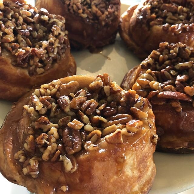 Paps says I am to eat all of these if they are left @ the end of our day. Please help me out. ❤️Liz 
#freshbaked #stickybuns #pecanrolls #deliciousness